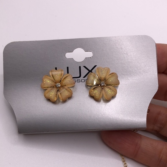 NWT Lux pink flower & rhinestone necklace & earring set - Picture 5 of 5